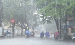 Bão số 2 tiến sát đất liền, Hà Nội xuất hiện mưa dông, gió giật mạnh
