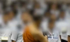 Phụ huynh sốc nặng khi nhà sư Thái Lan bắt học sinh ngậm 100 đôi giày để “rèn tinh thần trách nhiệm”