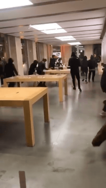 Lợi dụng bạo loạn ở Paris để đập phá Apple Store lấy iPhone, iPad, Macbook