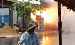 Video: Tủ điện ở Đà Nẵng phát nổ như bom sau trận mưa lịch sử