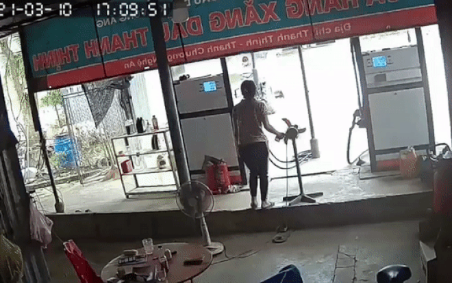 Video: Người đàn ông ôm đầu hoảng hốt sau khi lái máy cày đâm đổ cây xăng