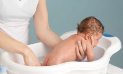 Tin tức đời sống ngày 23/3: Bé sơ sinh loét miệng do tắm bằng lá cây