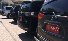 Phạt 3 xe biển đỏ lấn chiếm vỉa hè ở Sài Gòn