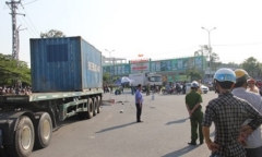 Xe máy va chạm container, chồng chết, vợ nguy kịch
