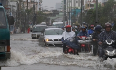 Tuyến đường sắt tại Phú Yên bị phong tỏa, 6.000 người đang kẹt ở Nha Trang