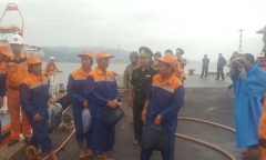 Cứu 13 ngư dân gặp nạn ngoài khơi trước tâm bão số 12