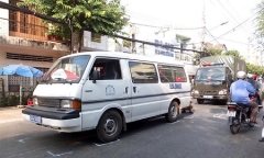 Xảy ra va chạm, xe biển xanh cán gãy chân người đi đường