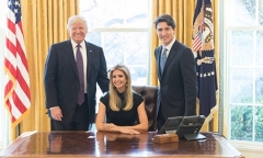 Con gái Donald Trump bị chỉ trích vì ngồi trên ghế tổng thống