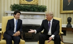 Thủ tướng Canada bị chụp ảnh bĩu môi khi bắt tay Tổng thống Trump
