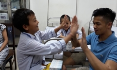 Trọng Hiếu truyền tinh thần lạc quan tới các bệnh nhi về máu