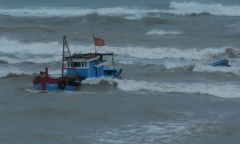 Hai tàu cá của ngư dân bị sóng đánh chìm trên đường về cảng
