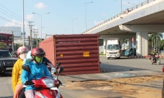 Tin tai nạn giao thông mới nhất ngày 1/7/2018: Mẹ gào khóc bên thi thể con gái bị cán tử vong