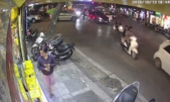 Video: Cướp đi xe máy giật phăng điện thoại của cô gái trên phố