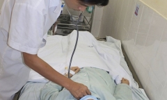 Hóc xương vịt, cô gái gặp nguy hiểm