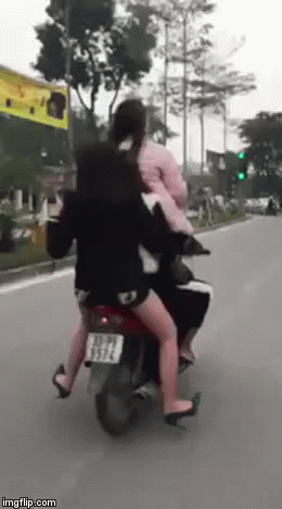 Video: Xe máy chở 4 cô gái phóng vun vút trên phố Hà Nội gây bức xúc