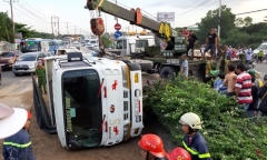 Hiện trường vụ xe ben lật đè 2 xe máy, 3 người thương vong ở Sài Gòn