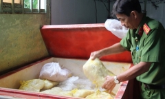 Chả cá sản xuất  gần khu mộ, chuồng heo