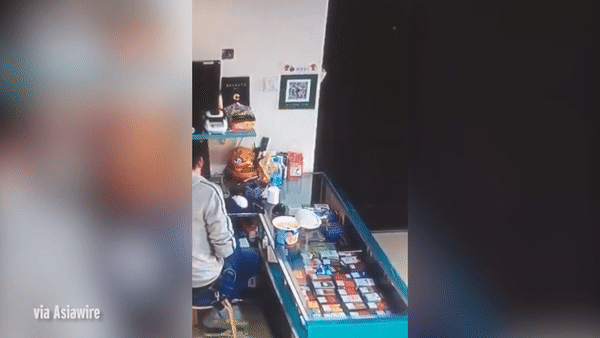 Video: Hộp mì ăn liên bỗng nhiên phát nổ, bay lên cao dù không ai động vào