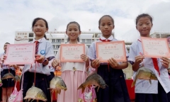 Hi hữu: Trường học trao cá chép làm phần thưởng cho học sinh giỏi