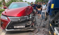 Tin tức tai nạn giao thông mới nhất hôm nay 17/7/2019: Đi vào làn xe buýt, Lexus và xe bồn tông nhau