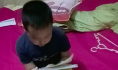 Cậu bé lớp 3 vừa đọc bảng cửu chương vừa khóc khiến người xem bật cười nhớ về tuổi thơ dữ dội