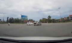 Video: Toyota Vios cố tình vượt đèn đỏ bị taxi húc bay ở ngã tư
