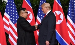 Video: Khoảnh khắc bắt tay lịch sử giữa Tổng thống Donald Trump và nhà lãnh đạo Kim Jong-un