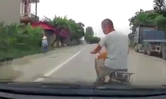 Clip: Tài xế ôtô phanh