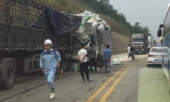 Tin tức tai nạn giao thông mới nhất hôm nay 1/12/2019: Xe tải đâm xe đầu kéo, 5 người thương vong