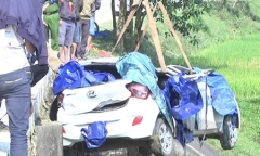 Taxi mất lái lao xuống cầu, 1 người chết, 5 người bị thương