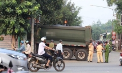 Bé trai 3 tuổi bò ra từ đống đổ nát khi ô tô đâm sập nhà