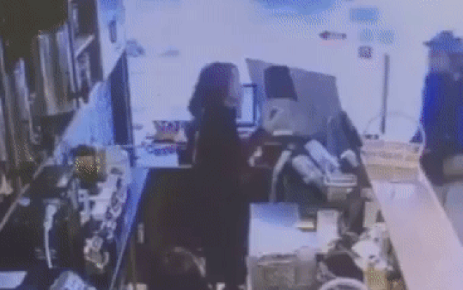 Video: Thanh niên cầm gạch ném vào đầu 2 nữ nhân viên quán trà sữa vì lý do không ngờ