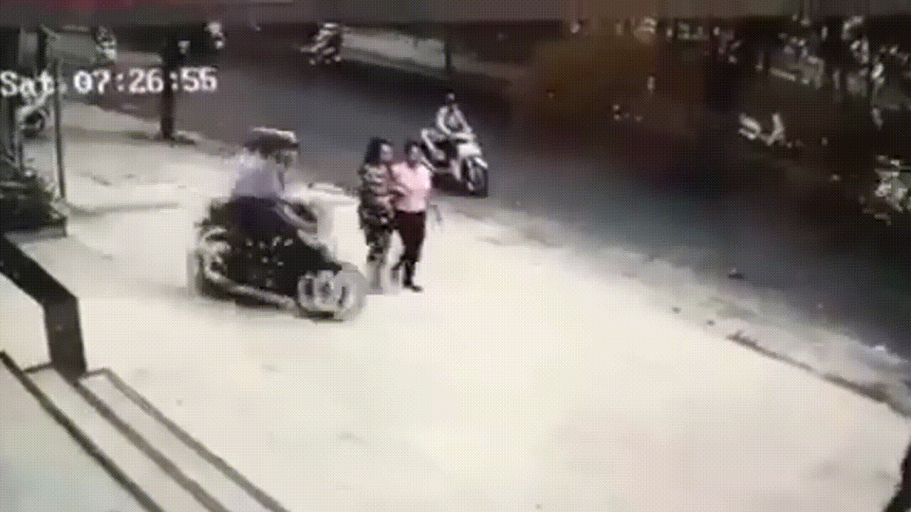 Video: Đang đi bộ, 2 người phụ nữ bất ngờ bị giật túi xách ngã nhào xuống đường