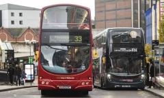 Truy tìm 6 kẻ tấn công tình dục bé gái 12 tuổi ngay trên xe buýt ở Anh