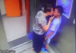 Video: Cụ bà bất ngờ cưỡng hôn bé trai 10 tuổi trong thang máy