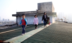Chủ tịch Hà Nội yêu cầu kiểm tra vụ người dân đi trên mái nhà vì thang máy hỏng