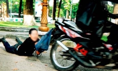 Người dân truy đuổi, bắt gọn tên cướp giật túi xách người đi đường