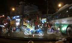 Clip:  Rồ ga lao thẳng vào hông xe buýt, thanh niên nhận cái kết đắng