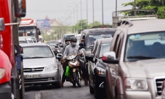 Người dân đổ xô đi Vũng Tàu tắm biển ngày Tết, QL51 ùn tắc kéo dài hàng km