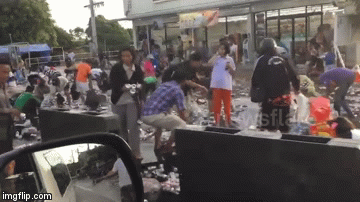 Video: Xe tải chở 80.000 lon bia bị lật, hàng trăm người dân đua nhau ra 'hôi của'