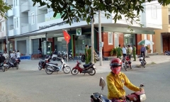 Truy bắt kẻ cầm súng lao vào ngân hàng cướp 1,6 tỉ và 3.000 USD