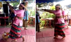 Thầy đồng tử vong do sau khi đâm kiếm vào ngực để chứng minh bất tử