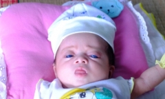 Cô bé người Việt có mắt xanh kỳ lạ