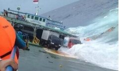 Chìm phà ở Indonesia, hành khách và ô tô rơi xuống biển