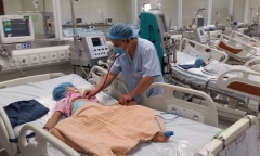 Nắng nóng đỉnh điểm, người già, trẻ nhỏ thi nhau nhập viện