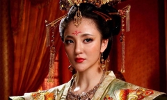 Vị hoàng hậu thẳng tay tát hoàng đế bật máu vì ghen tuông