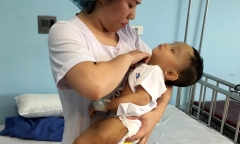 Bé trai một tuổi bị bạo hành sẽ xuất viện vào chiều nay