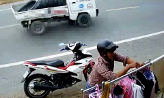 Thanh niên đi Exciter ăn trộm đồ lót phơi ở vỉa hè giữa ban ngày