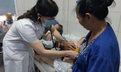 Hà Nội: Hai anh em sinh đôi nguy kịch vì mắc sởi