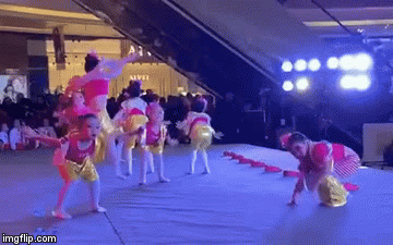 Clip bé gái mải kéo quần trong tiết mục văn nghệ khiến dân mạng cười xỉu